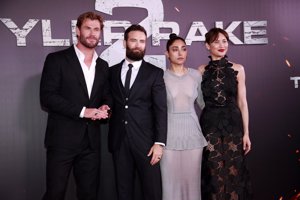 Chris Hemsworth y sus compañeros de reparto en la premiere de 'Tyler Rake 2' en Madrid