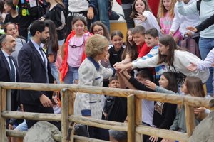 Doña Sofia se ha mostrado muy cariñosa con unos niños