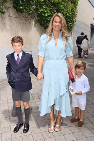 Carla Goyanes, llegando a la Comunión con sus hijos Carlos y Beltrán