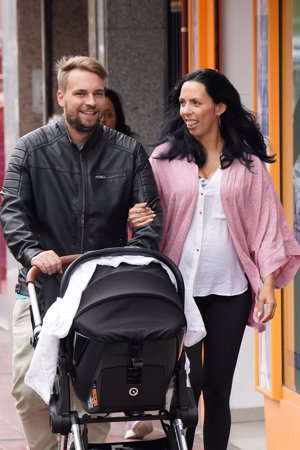 La pareja, todo sonrisas en su primer paseo en familia