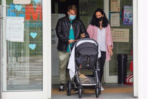 Paola y José María, abandonando el centro de salud
