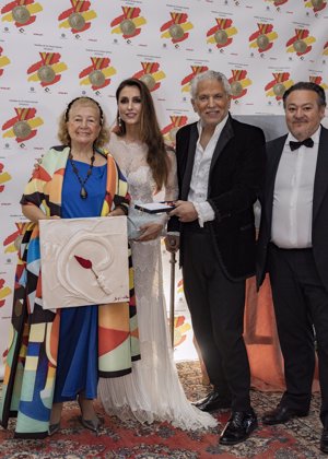 Paloma, posando con su Medalla de Oro