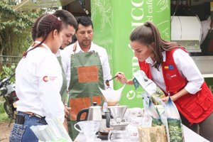 La Reina, muy atenta al trabajo de unos baristas