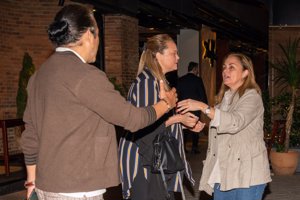 Carmen, hablando con su hermana y con su cuñado