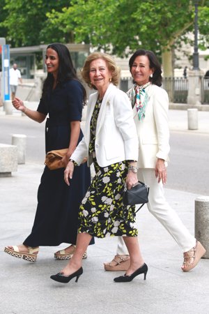 La monarca ha sorprendido con un look de lo más veraniego y alegr