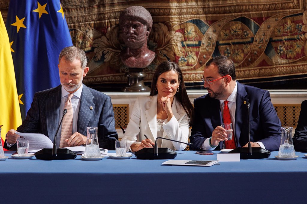 La Reina Letizia Deslumbra Con Un Impecable Traje Blanco Tras Su Duelo ...