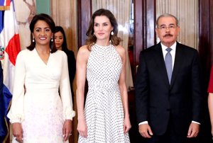 La Reina Letizia lució un vestido muy similar al de Telma en su viaje a República Dominicana en 2018