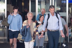 Iñaki, abandonando la terminal con su madre y su hijo Pablo