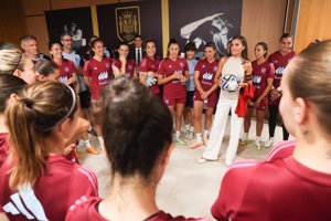 La Reina Letizia ha visitado la concentración de la Selección Femenina de Fútbol