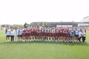 Foto de grupo de la Reina con la selección femenina de fútbol