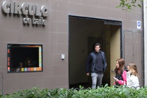 Íñigo, abandonando la academia de baile donde está dando clases para su boda