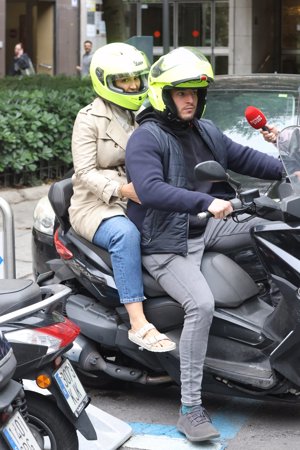 Tamara e Íñigo abandonaron el lugar en moto