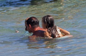 El entrenador, jugando con sus hijas en el agua