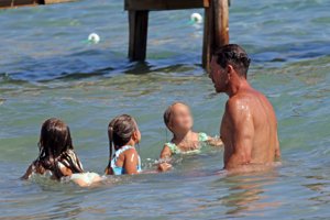 El Cholo, con sus pequeñas Valentina y Francesca