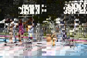 Nia puso música a la fiesta desde una plataforma en el medio de la piscina