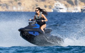 La hija de la INfanta Elena, a toda velocidad en una moto de agua