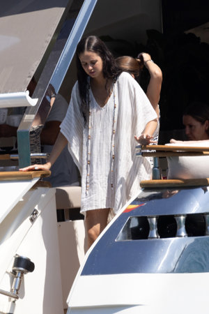 Siempre a la última, Victoria lució un caftán blanco