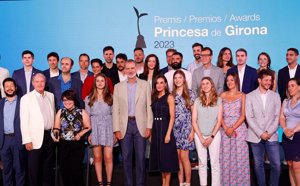 Foto de familia de los Reyes y sus hijas con los premiados de otras ediciones