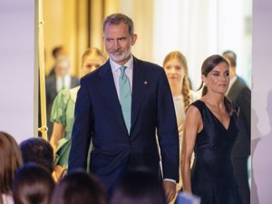 La Reina Letizia apuesta por un vestido low cost deslumbrante y cede el protagonismo a sus hijas