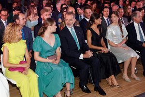 La Reina Letizia apuesta por un vestido low cost deslumbrante y cede el protagonismo a sus hijas