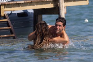 Sergi Roberto y Coral Simanovich dan rienda suelta a su amor en las playas de Ibiza