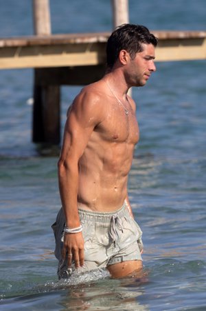 Sergi Roberto y Coral Simanovich dan rienda suelta a su amor en las playas de Ibiza