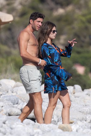 Sergi Roberto y Coral Simanovich dan rienda suelta a su amor en las playas de Ibiza