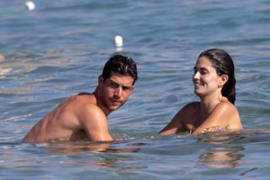Sergi Roberto y Coral Simanovich dan rienda suelta a su amor en las playas de Ibiza