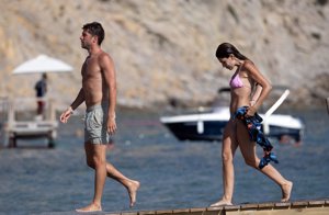 Sergi Roberto y Coral Simanovich dan rienda suelta a su amor en las playas de Ibiza