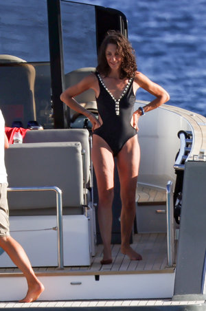 Claudia presumió de figura con un bañador negro con conchas en el escote