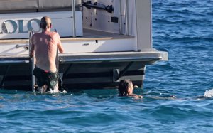 La pareja se dio un refrescante baño en aguas del Mediterráneo