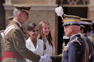 La Reina y su hija han saludado a los militares de lo más risueñas