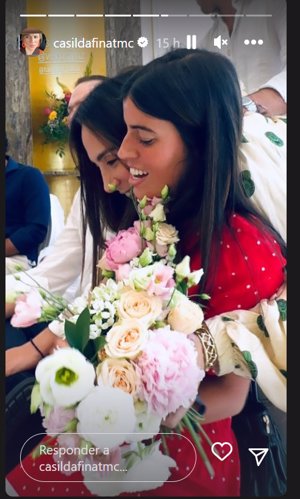 Tamara regaló flores a algunas de sus amigas en el brunch posterior a su boda