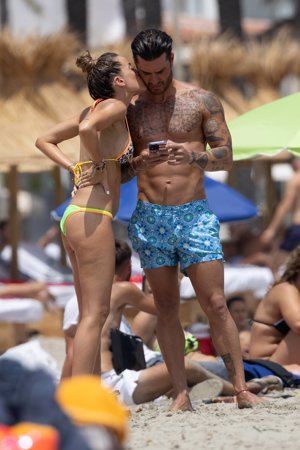 La pareja se deshizo en mimos, besos y gestos cariñosos