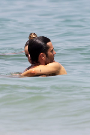 La pareja no puede ocultar lo enamorada que está