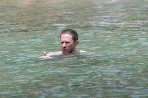 Manuel Martos dándose un refrescante baño