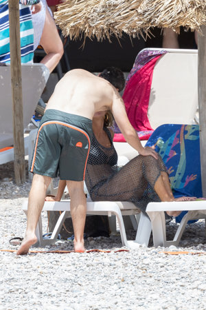 Manuel se acercó a dar un romántico beso a Amelia