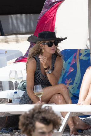 La empresaria se relajó disfrutando de una copa de vino en la hamaca