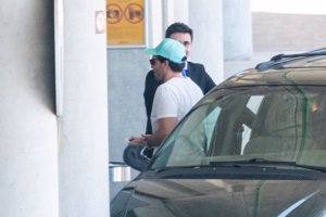 Iñigo Onieva, accediendo a la zona vip del aeropuerto de Madrid