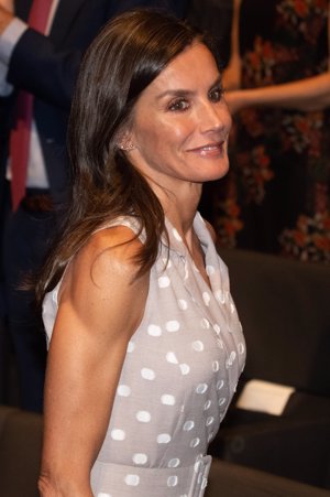 Doña Letizia ha rescatado su vestido de lunares gris de Laura Bernal