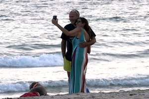 Paz y Fran, haciéndose un selfie frente al mar