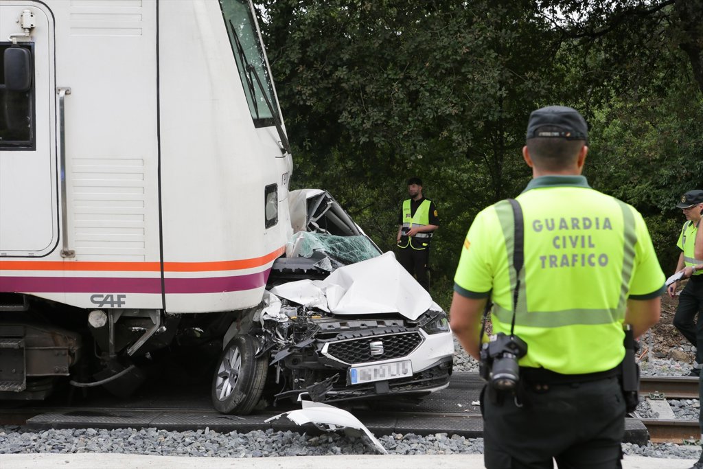 Un fallecido y dos heridos graves al arrollar un tren a un coche en un ...