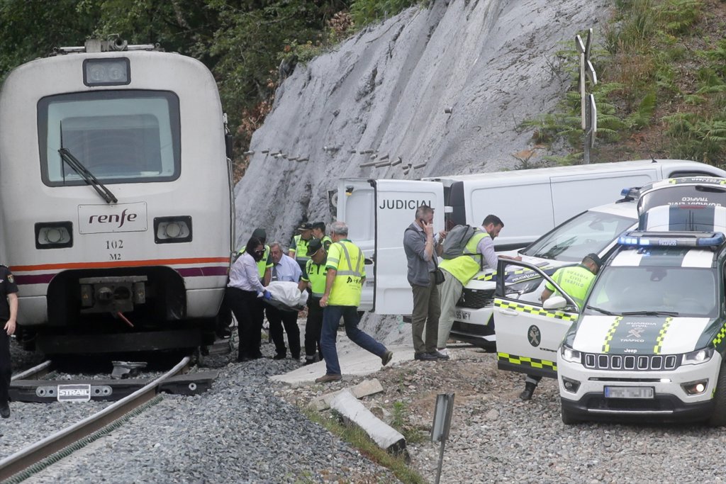 Un fallecido y dos heridos graves al arrollar un tren a un coche en un ...