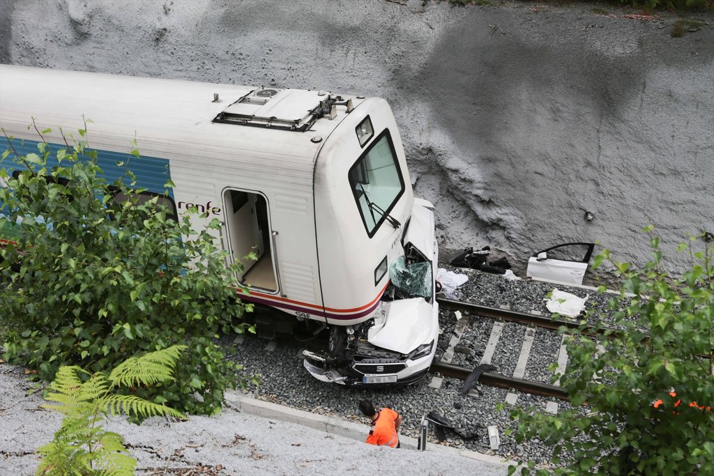 Un fallecido y dos heridos graves al arrollar un tren a un coche en un ...