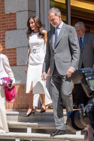 La Reina ha rescatado un vestido silueta lápiz blanco de Hugo Boss