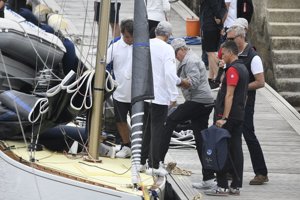 Don Juan Carlos I muestra su faceta cariñosa en el Club Náutico de Sanxenxo