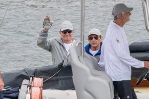 Don Juan Carlos I muestra su faceta cariñosa en el Club Náutico de Sanxenxo