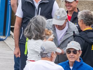 El Rey Juan Carlos protagoniza un momentazo por el chupetón de un perro