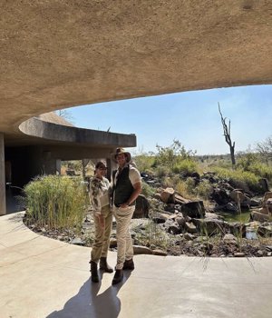 La pareja está disfrutando de su luna de miel en África