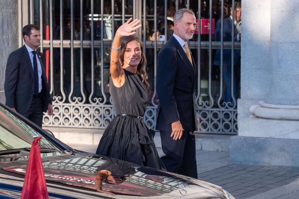 La Reina Letizia Luce Las Ondas Al Agua Perfectas Para La Nueva